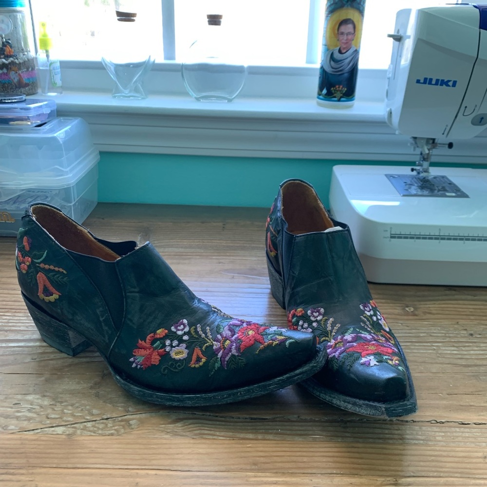Embroidered Old Gringo Booties Size 8.5